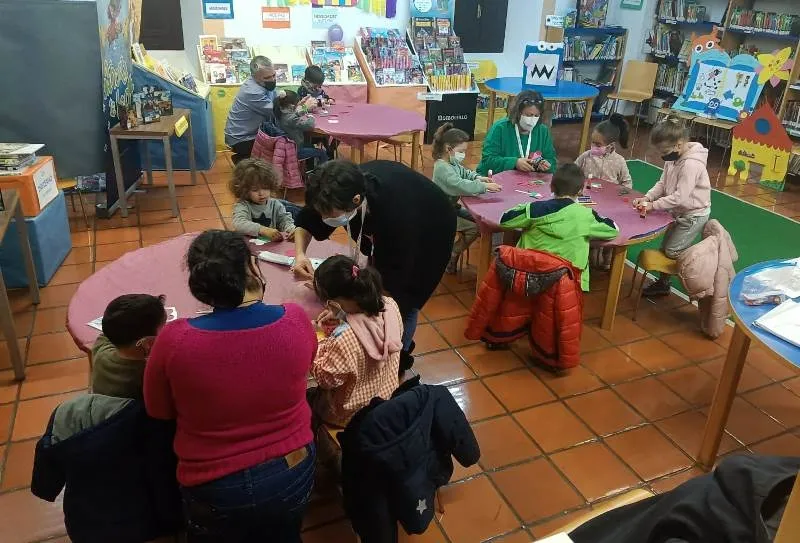 Foto 2 - Medio centenar de ni&ntilde;os toma parte en los talleres dirigidos por la AFE Culture 27