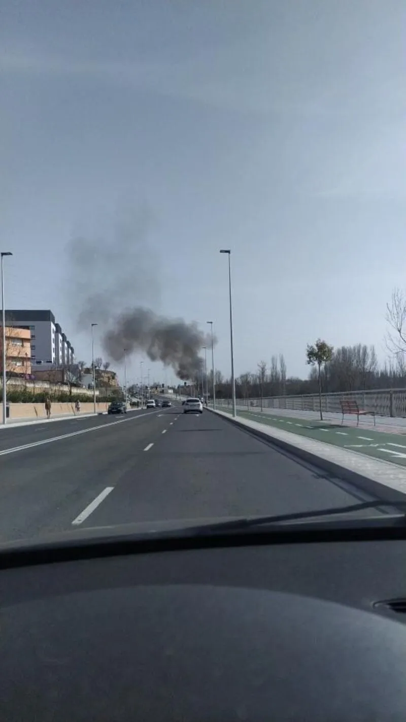 Foto 2 - Los bomberos sofocan un incendio en el entorno del Puente Romano 