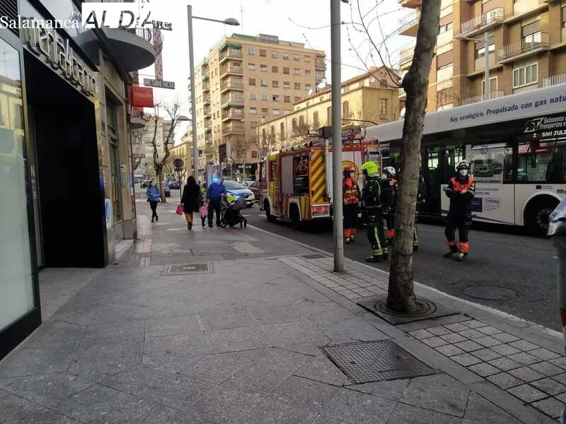 Dotaciones de bomberos en la Avenida de Mirat a primera hora de este viernes