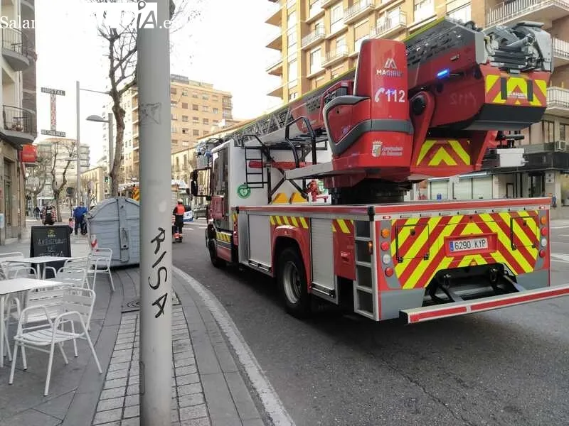 Dotaciones de bomberos en la Avenida de Mirat a primera hora de este viernes