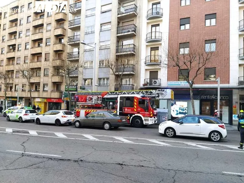 Dotaciones de bomberos en la Avenida de Mirat a primera hora de este viernes