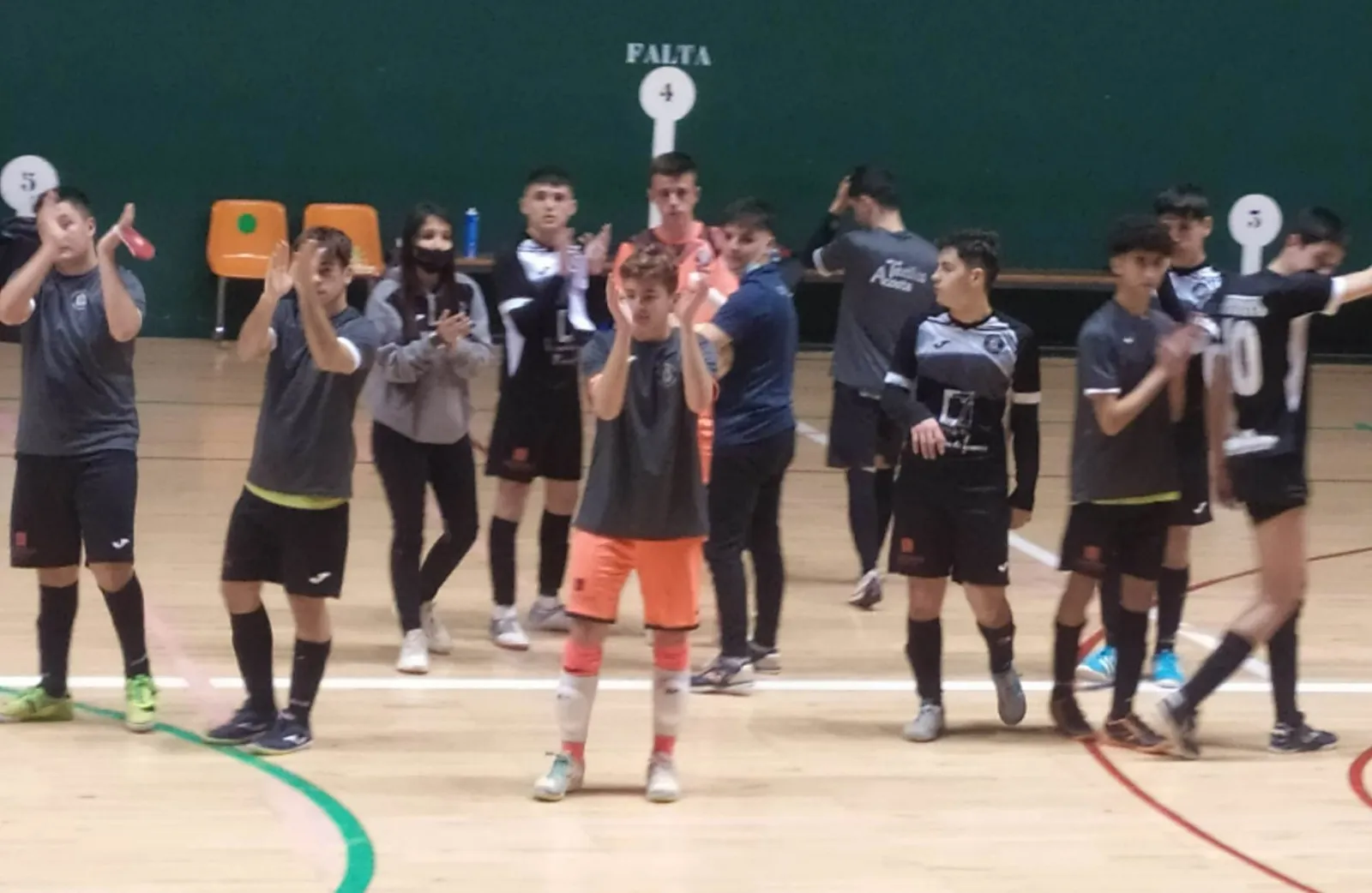 Foto 9 - David detiene un doble penalty en la recta final para salvar el empate del III Juvenil ante Valverde