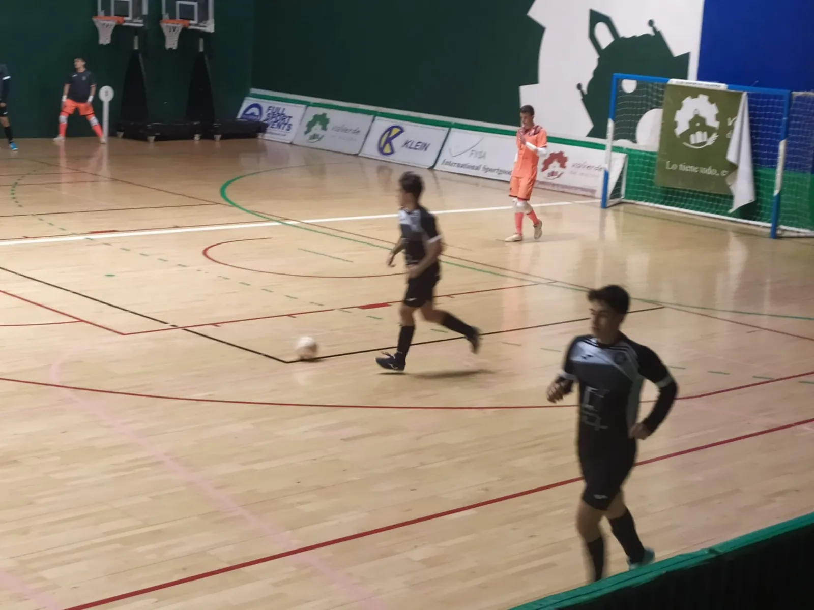 Foto 8 - David detiene un doble penalty en la recta final para salvar el empate del III Juvenil ante Valverde