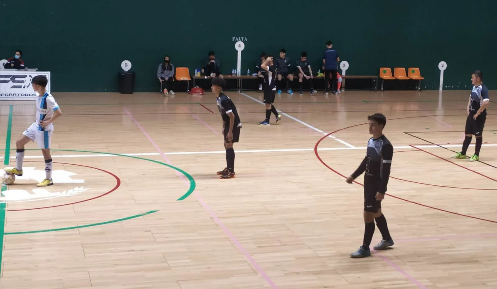 Foto 7 - David detiene un doble penalty en la recta final para salvar el empate del III Juvenil ante Valverde