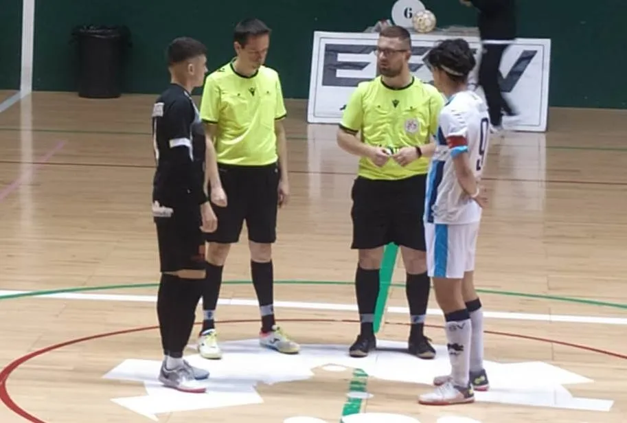 Foto 6 - David detiene un doble penalty en la recta final para salvar el empate del III Juvenil ante Valverde