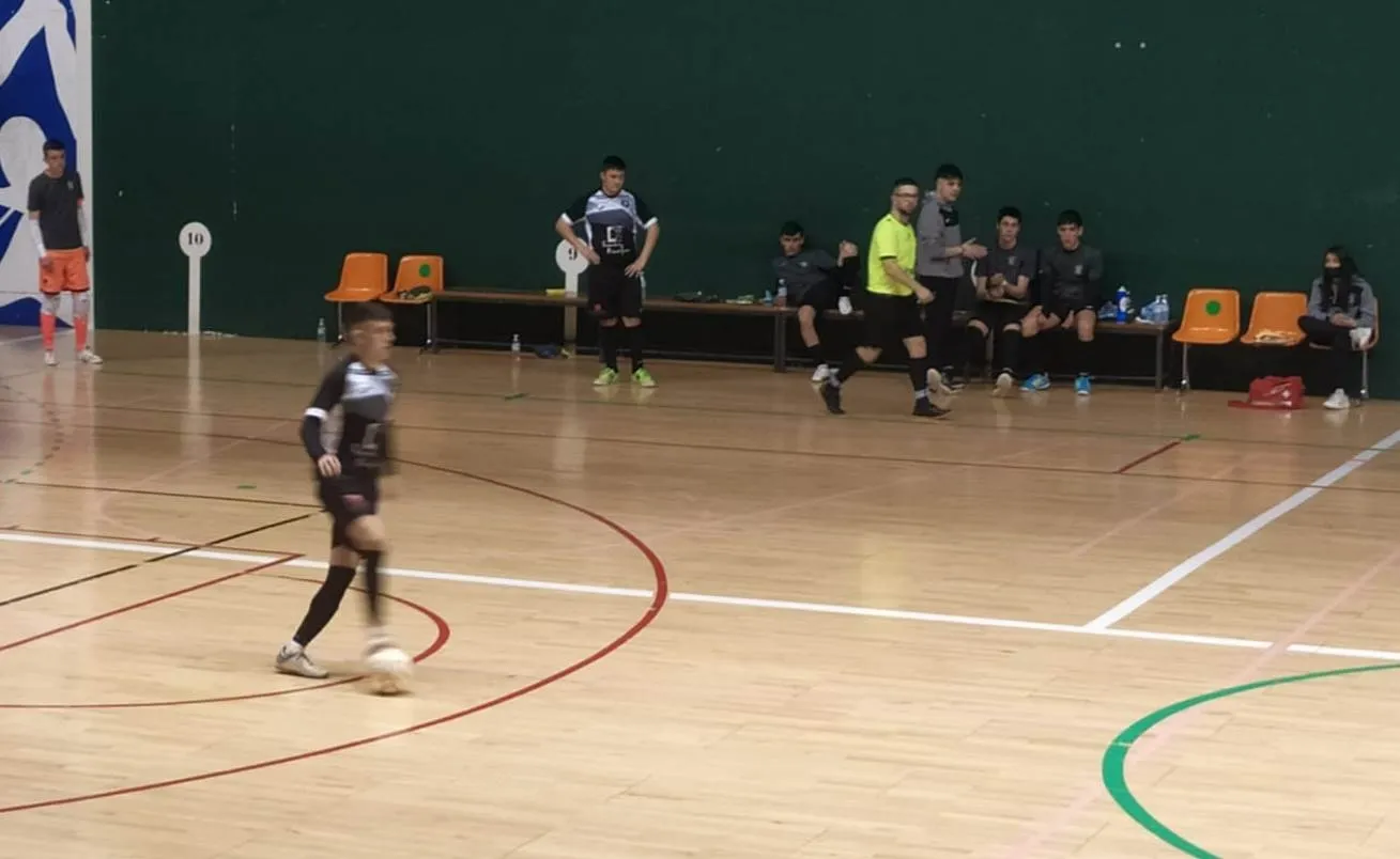 Foto 5 - David detiene un doble penalty en la recta final para salvar el empate del III Juvenil ante Valverde