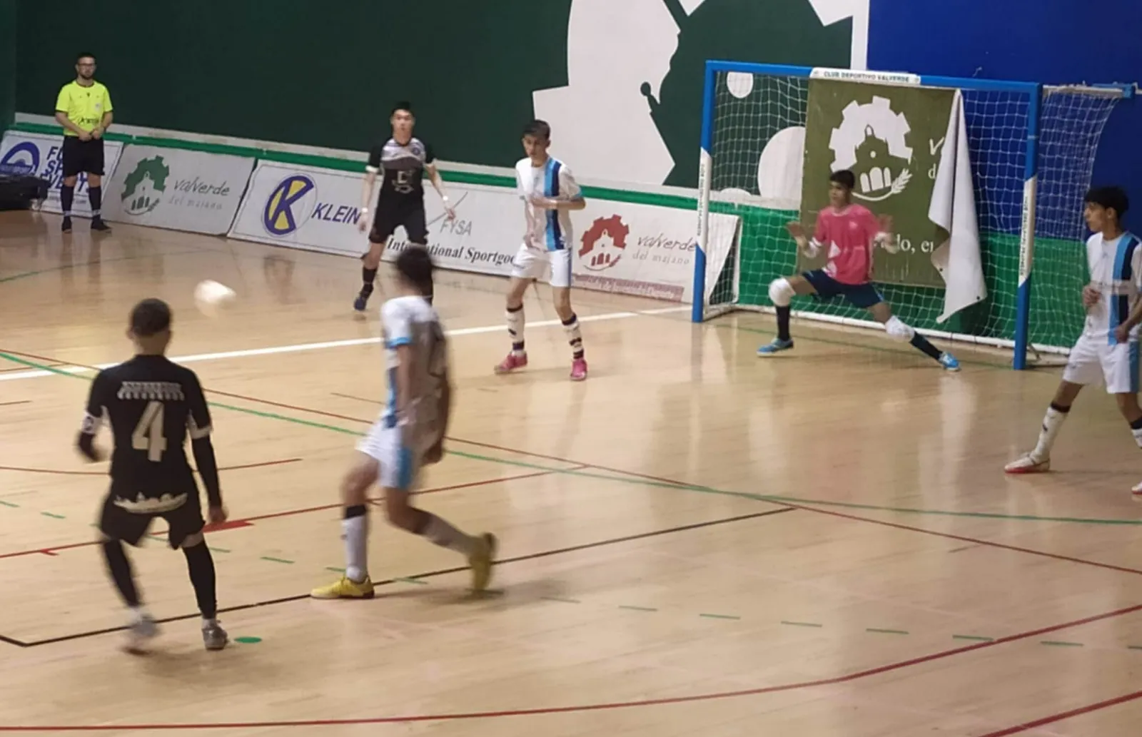 Foto 3 - David detiene un doble penalty en la recta final para salvar el empate del III Juvenil ante Valverde
