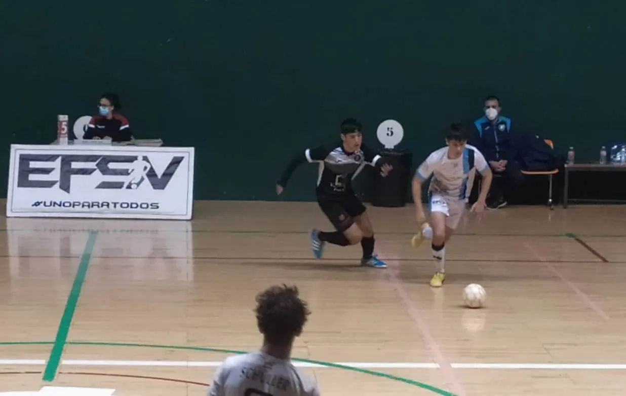 Foto 4 - David detiene un doble penalty en la recta final para salvar el empate del III Juvenil ante Valverde