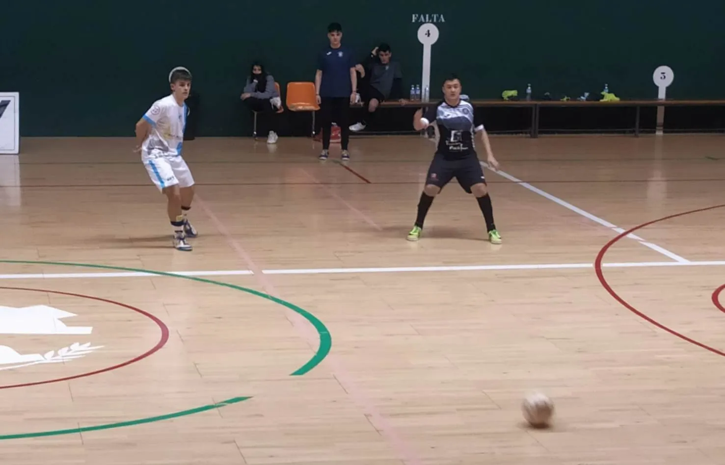 Foto 2 - David detiene un doble penalty en la recta final para salvar el empate del III Juvenil ante Valverde