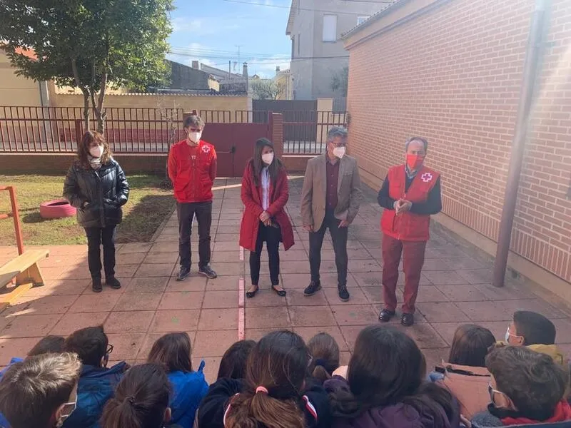 Visita del presidente provincial de Cruz Roja Salamanca a Doñinos 