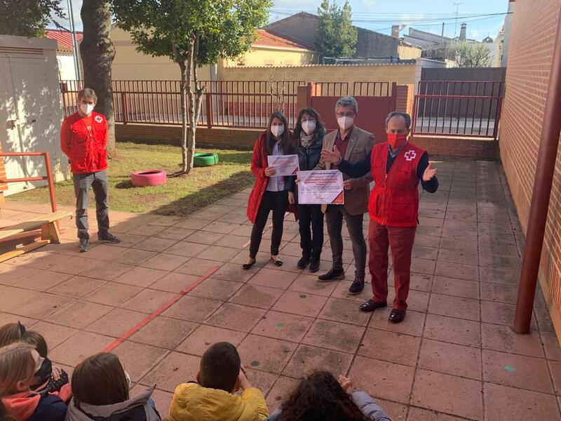 Visita del presidente provincial de Cruz Roja Salamanca a Doñinos 