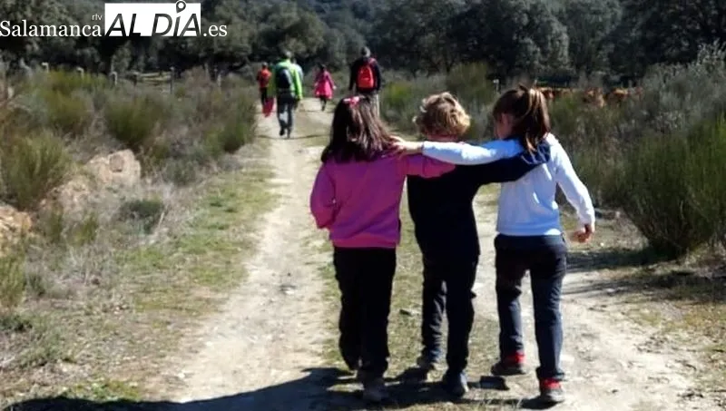 Los senderistas recorrieron una ruta por el río Yeltes y su entorno