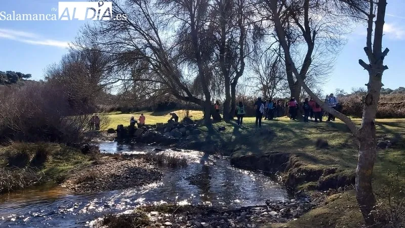 Los senderistas recorrieron una ruta por el río Yeltes y su entorno