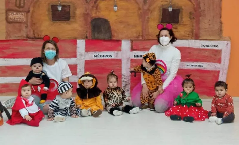 Foto 8 - Los alumnos de la Escuela Infantil se disfrazan para celebrar la llegada del Carnaval