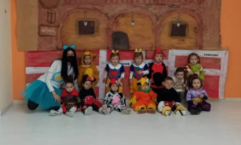 Foto 5 - Los alumnos de la Escuela Infantil se disfrazan para celebrar la llegada del Carnaval