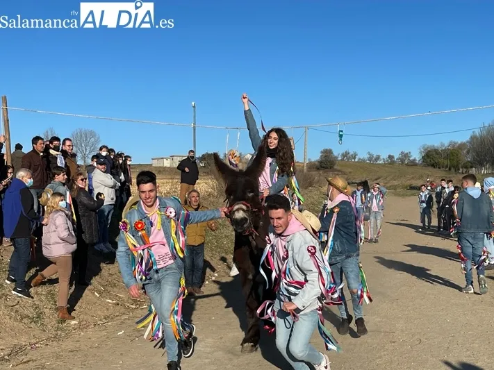 Decenas de jóvenes protagonizan la fiesta de los Quintos en Villoria