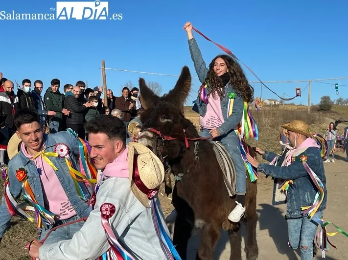 Decenas de jóvenes protagonizan la fiesta de los Quintos en Villoria