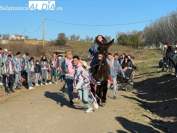 Decenas de jóvenes protagonizan la fiesta de los Quintos en Villoria