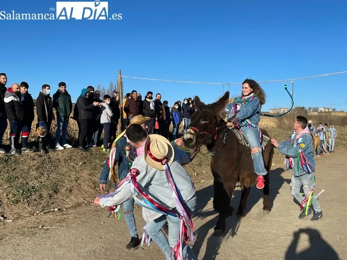 Decenas de jóvenes protagonizan la fiesta de los Quintos en Villoria