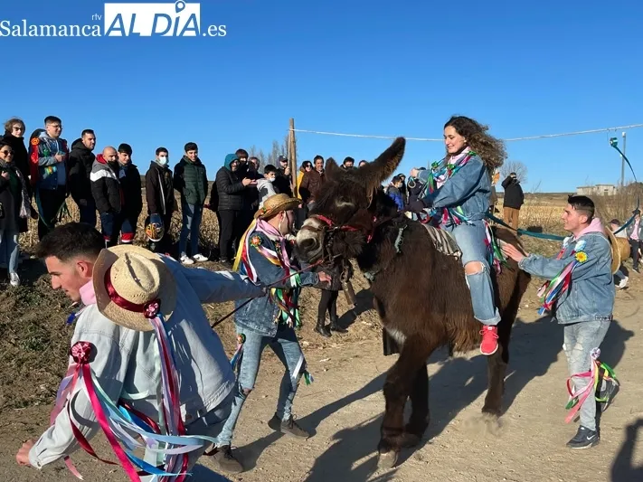 Decenas de jóvenes protagonizan la fiesta de los Quintos en Villoria