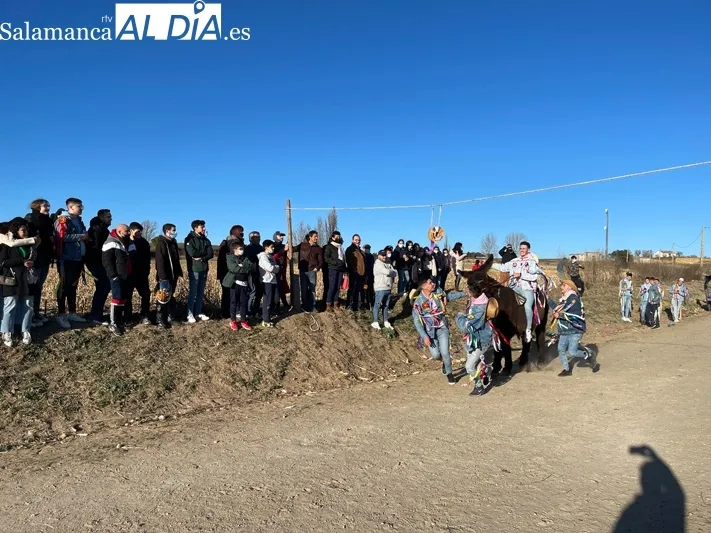 Decenas de jóvenes protagonizan la fiesta de los Quintos en Villoria
