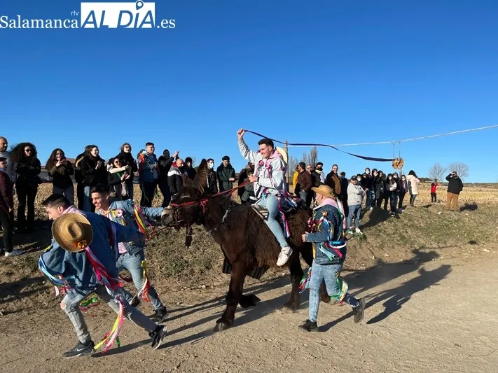 Decenas de jóvenes protagonizan la fiesta de los Quintos en Villoria