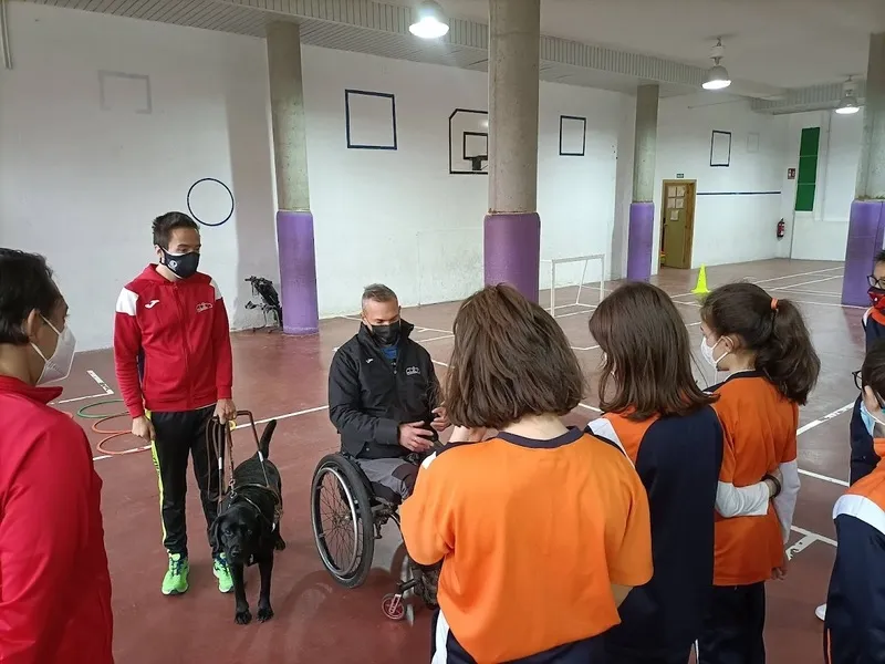 La Fundación Aviva Salamanca visita el colegio Antonio Machado, dentro del programa 'Deporte para todos'