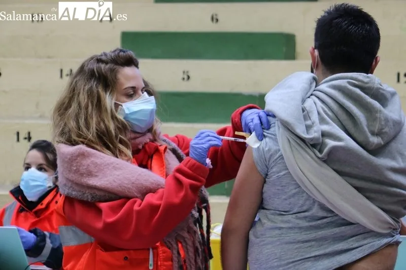 Vacunación de tercera dosis en Vitigudino de jóvenes entre 18 y 29 años / CORRAL