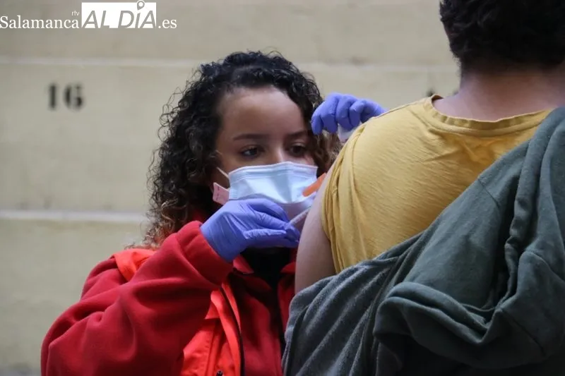 Vacunación de tercera dosis en Vitigudino de jóvenes entre 18 y 29 años / CORRAL