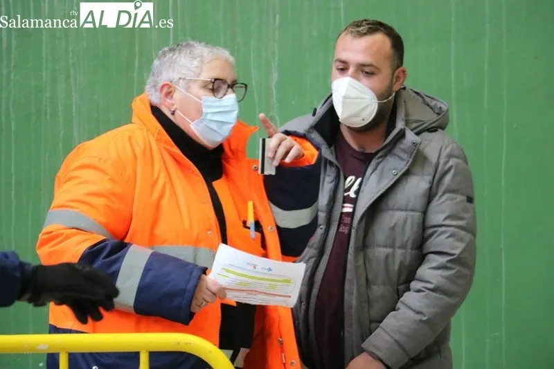Vacunación de tercera dosis en Vitigudino de jóvenes entre 18 y 29 años / CORRAL