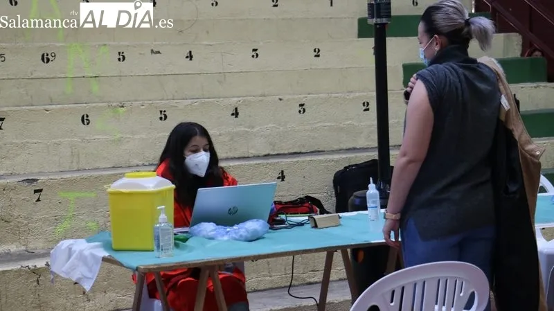 Vacunación de tercera dosis en Vitigudino de jóvenes entre 18 y 29 años / CORRAL