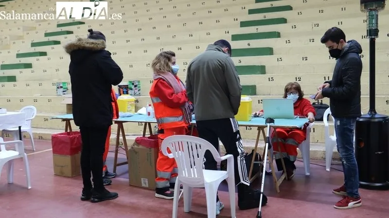 Vacunación de tercera dosis en Vitigudino de jóvenes entre 18 y 29 años / CORRAL