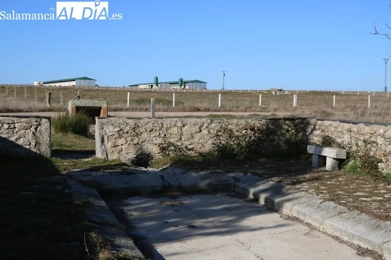 Zona de la fuente y antiguos lavaderos, paraje próximo a la explotación, donde el Ayuntamiento pretende crear un espacio de ocio / CORRAL