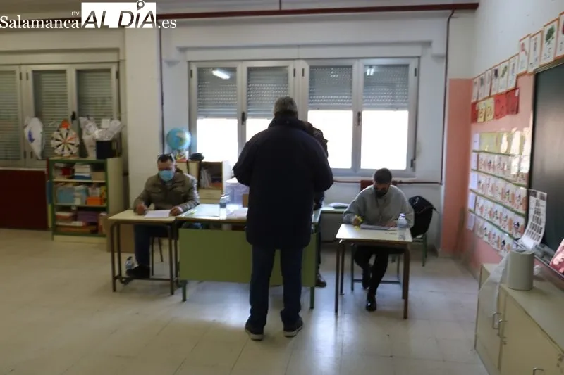 Jornada electoral en el colegio de Vitigudino / CORRAL