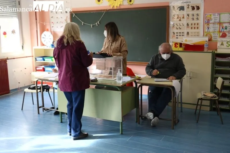 Jornada electoral en el colegio de Vitigudino / CORRAL