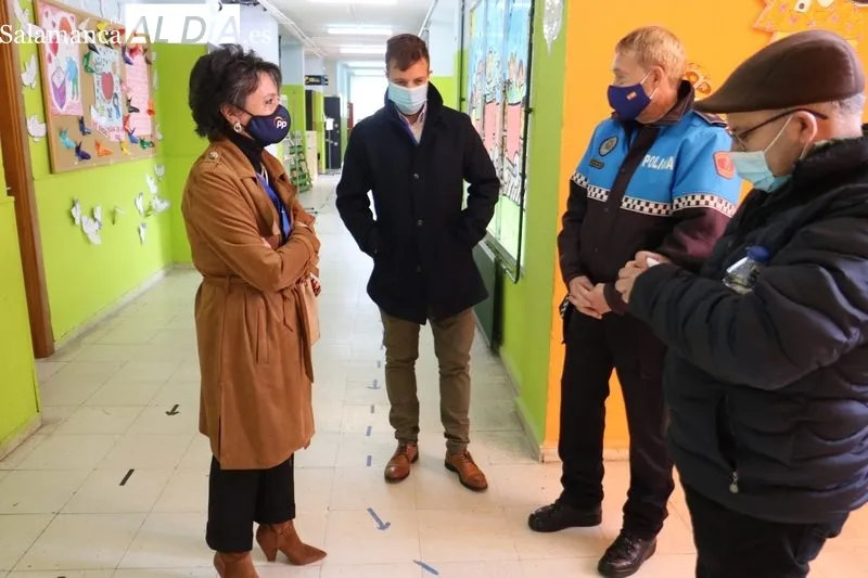 La alcaldesa de Vitigudino, Luisa de Paz, se interesaba por el discurrir de la jornbada electoral / CORRAL 