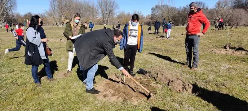 Los niños de Santa Marta participan en la plantación de árboles en la Isla del Soto