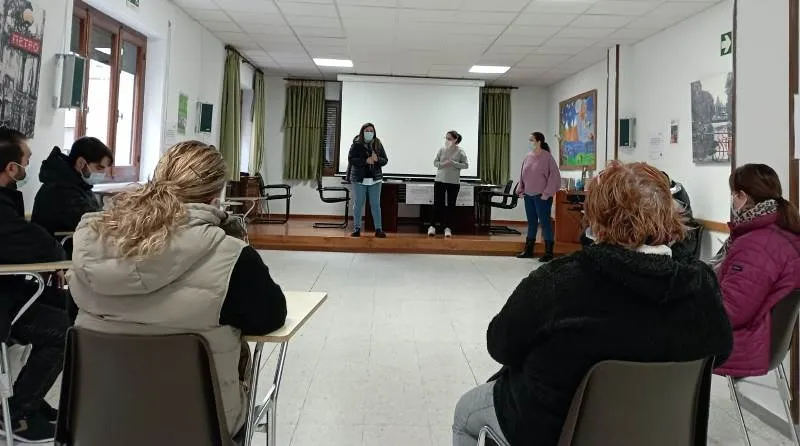 Foto 4 - El Obispo conoce  al equipo de C&aacute;ritas, que pone en marcha Itinerarios de Inserci&oacute;n Sociolaboral