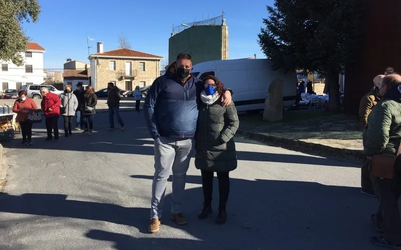 Foto 2 - El fr&iacute;o no impide una buena afluencia al mercadillo de Trabanca