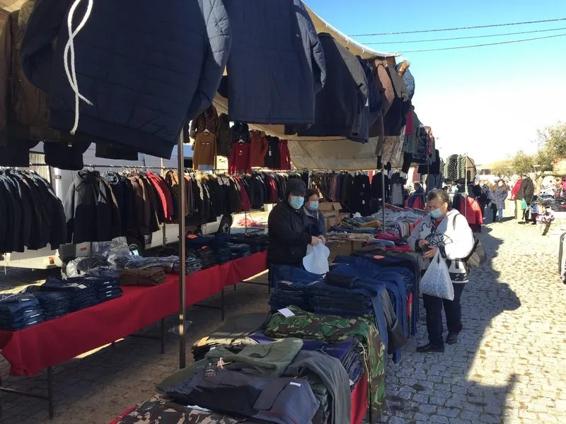 Foto 11 - El fr&iacute;o no impide una buena afluencia al mercadillo de Trabanca