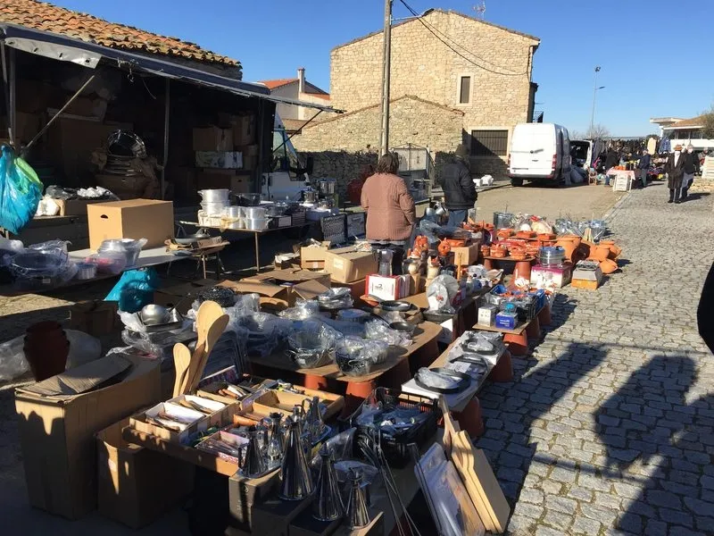 Foto 10 - El fr&iacute;o no impide una buena afluencia al mercadillo de Trabanca