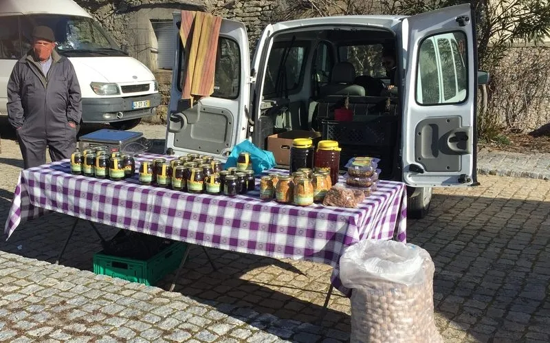 Foto 9 - El fr&iacute;o no impide una buena afluencia al mercadillo de Trabanca