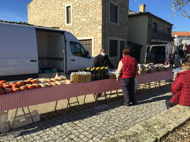 Foto 8 - El fr&iacute;o no impide una buena afluencia al mercadillo de Trabanca