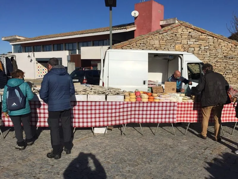 Foto 6 - El fr&iacute;o no impide una buena afluencia al mercadillo de Trabanca