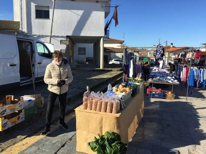 Foto 5 - El fr&iacute;o no impide una buena afluencia al mercadillo de Trabanca