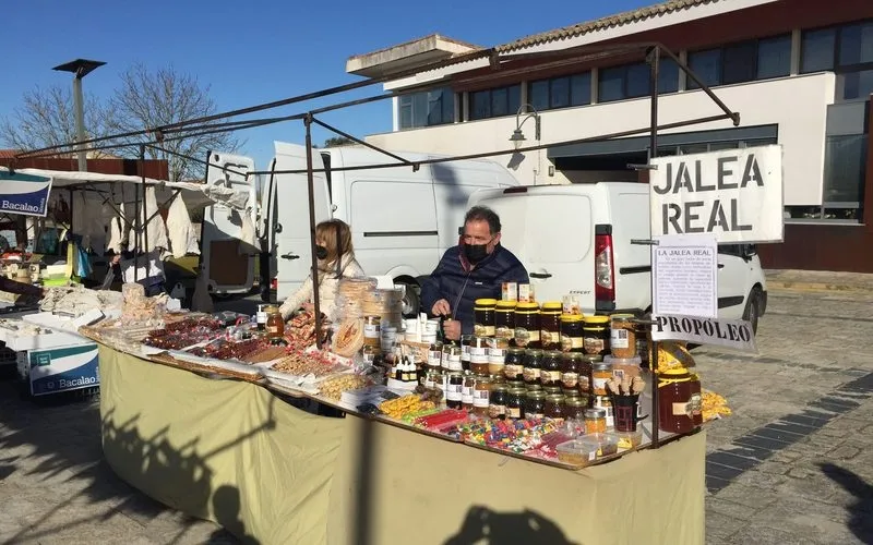 Foto 4 - El fr&iacute;o no impide una buena afluencia al mercadillo de Trabanca