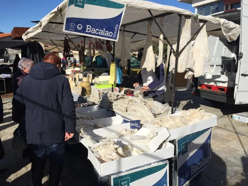Foto 3 - El fr&iacute;o no impide una buena afluencia al mercadillo de Trabanca