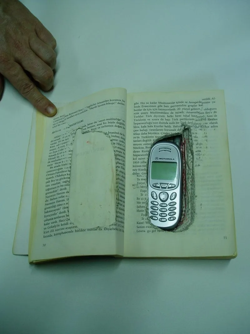 Móviles inacautados en la prisión de Topas. Foto Acaip