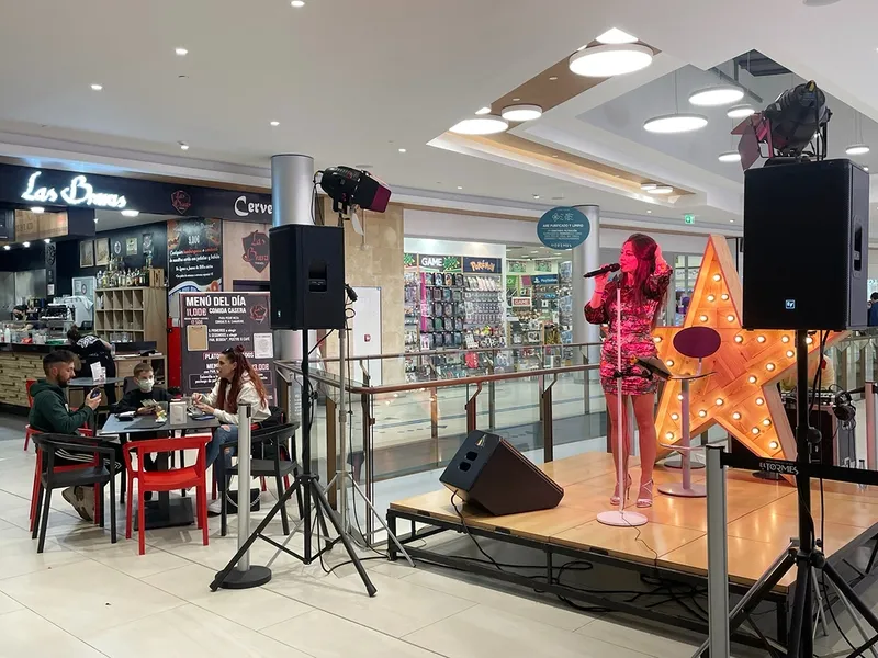 Celebración de San Valentín con música en directo en el Centro Comercial El Tormes