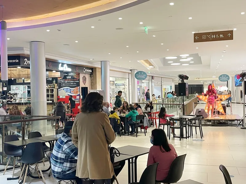 Celebración de San Valentín con música en directo en el Centro Comercial El Tormes